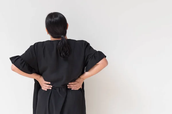 Vrouw die lijden aan rugpijn, ruggenmerg letsel, spier probleem probleem — Stockfoto