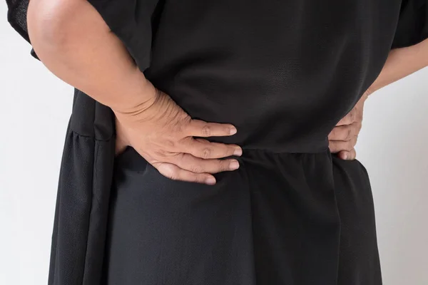 Γυναίκα που πάσχει από τον πόνο στην πλάτη, κάκωση, πρόβλημα το ζήτημα των μυών — Φωτογραφία Αρχείου