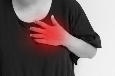 kalp krizi, kalp yetmezliği acı hasta orta yaş kadın