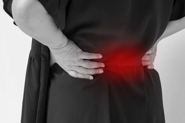 Mulher que sofre de dor nas costas, lesão na coluna vertebral, problema muscular — Fotografia de Stock