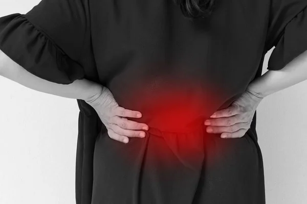 Mulher que sofre de dor nas costas, lesão na coluna vertebral, problema muscular — Fotografia de Stock