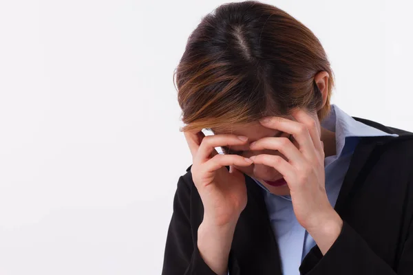 Enfermo, enfermo, cansado, estresante, mujer de negocios agotado sufre de dolor de cabeza —  Fotos de Stock