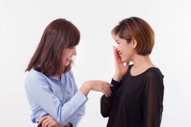 konuşmak, sohbet, dedikodu mutlu kadın