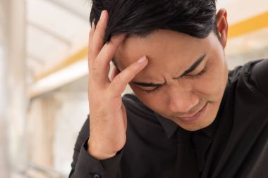 acı stres, baş ağrısı, baş dönmesi, migra hasta iş adamı