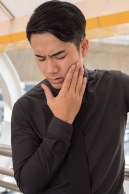 adam diş, ağız sorun acı