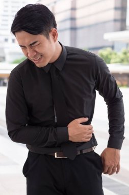 adam acı mide ağrısı, ishal, kabızlık, asit reflü, hazımsızlık, mide bulantısı