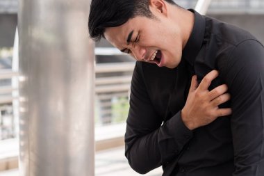 iş adam acı kalp krizi