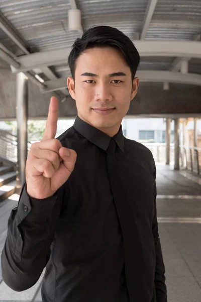 Hombre de negocios señalando el gesto de la mano número 1 dedo —  Fotos de Stock