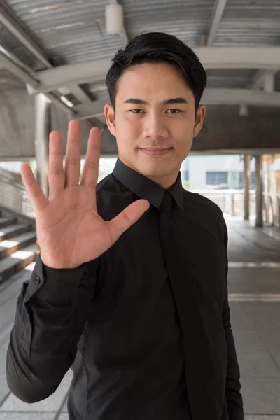 Hombre de negocios señalando el número 5 gesto de la mano del dedo —  Fotos de Stock