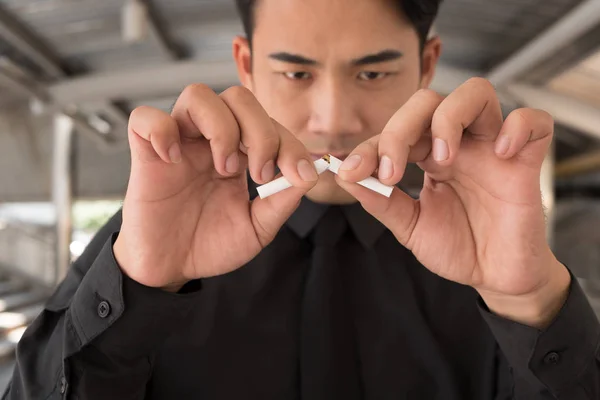 Man stoppen met roken, breken sigaret, begrip van gezond lifesty — Stockfoto