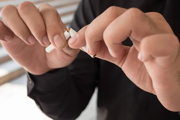 Homem parar de fumar, quebrar o cigarro, conceito de vida saudável — Fotografia de Stock