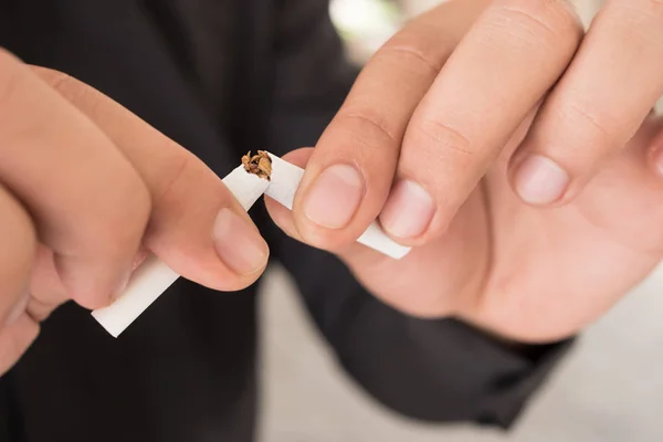 Hombre dejó de fumar, romper el cigarrillo, concepto de vida saludable —  Fotos de Stock