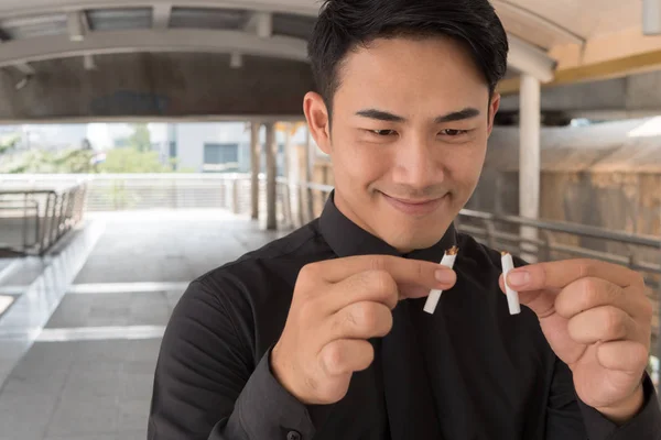 Hombre dejó de fumar, romper el cigarrillo, concepto de vida saludable —  Fotos de Stock