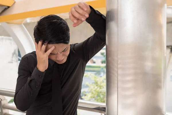 Kranker Geschäftsmann leidet unter Stress, Kopfschmerzen, Schwindel, Migräne — Stockfoto