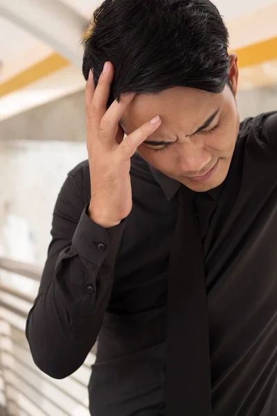 Kranker Geschäftsmann leidet unter Stress, Kopfschmerzen, Schwindel, Migräne — Stockfoto