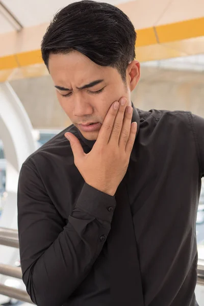 Uomo che soffre di mal di denti, problema orale — Foto Stock