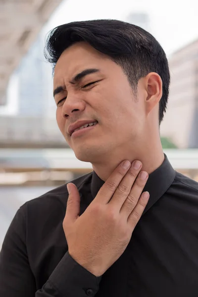 Syg mand med ondt i halsen, kulde, influenza - Stock-foto
