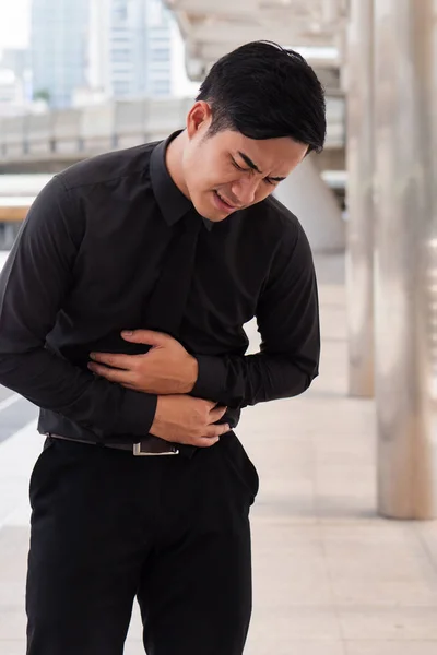 Man last van buikpijn, diarree, constipatie, zure reflux, indigestie, misselijkheid — Stockfoto