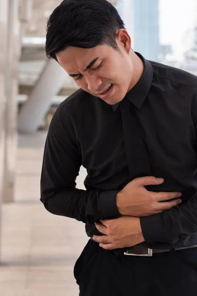 Pria yang menderita sakit perut, diare, sembelit, refluks asam, gangguan pencernaan, mual — Stok Foto