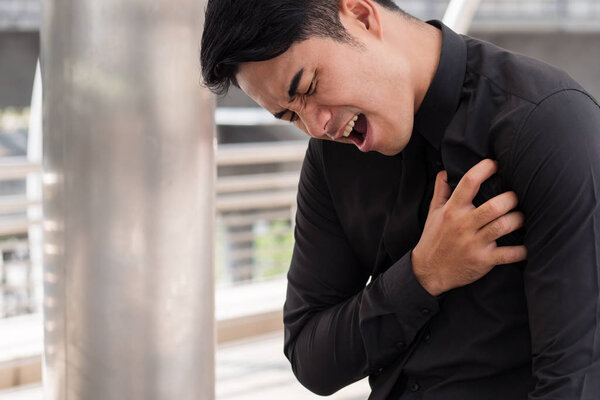 бизнесмен страдает от сердечного приступа
