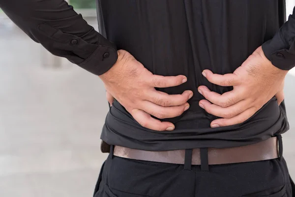 Dor nas costas, problema na coluna vertebral, síndrome do escritório do homem de negócios — Fotografia de Stock