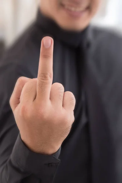 Hombre mostrando el dedo medio, grosero signo de mano — Foto de Stock