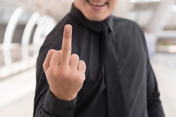 Hombre mostrando el dedo medio, grosero signo de mano — Foto de Stock