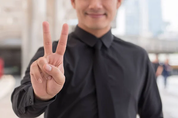 Empresario señalando el número 2 gesto de la mano del dedo, v signo de la víctima —  Fotos de Stock
