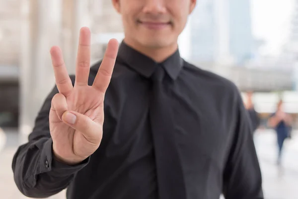 Hombre de negocios señalando el número 3 gesto de la mano del dedo —  Fotos de Stock