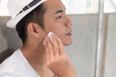 yorgun adam sıcak yaz aylarında terleme