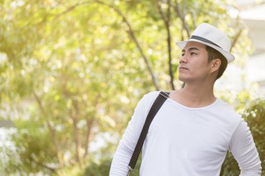 Yeşil şehir ortamını arayan adam Gezgin