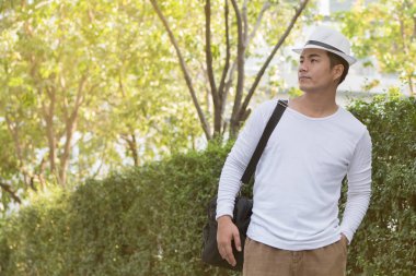 Yeşil şehir ortamını arayan adam Gezgin