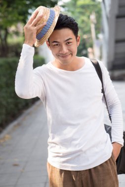 mutlu bir adam turistik açılış şapka seni yeşil sağlıklı şehir kentsel