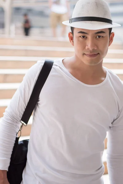 Ritratto di asiatico uomo viaggiatore — Foto Stock