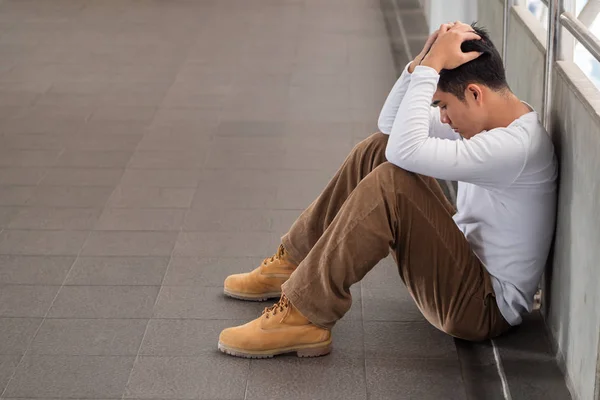 Benadrukt, moe, gefrustreerd, uitgeput, negatieve man — Stockfoto