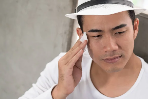 Hombre cansado sudando en verano caliente — Foto de Stock