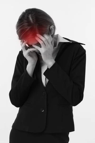 Ziek, ziek, vermoeid, uitgeput en stressvolle zakenvrouw lijdt aan hoofdpijn, stress, duizeligheid, migraine, kater, depressie, duizeligheid, office syndroom, overwerk — Stockfoto