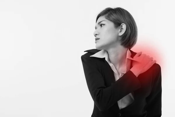 Affärskvinna som lider av shoutder smärta, överansträngning, office syndrom — Stockfoto