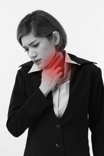 Mujer de negocios que sufre de dolor de garganta, gripe, enfermedad, síndrome de oficina, exceso de trabajo —  Fotos de Stock