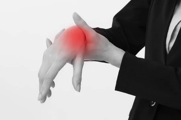 Mujer de negocios que sufre de lesiones en la mano o la muñeca, artritis, gota — Foto de Stock