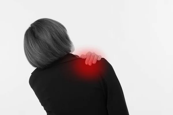 Mulher de negócios que sofre de dor no ombro, síndrome de escritório — Fotografia de Stock