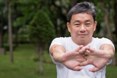 Kıdemli için kas germe ısınma adam, orta yaşlı