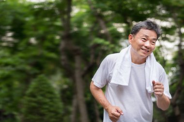 doğa park açık olay yerinden içinde mutlu gülümseyen yaşlı adam