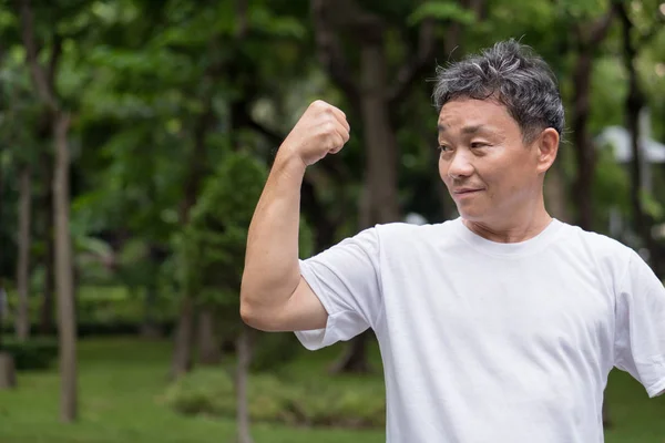 Feliz sano sonriendo hombre mayor o de mediana edad — Foto de Stock