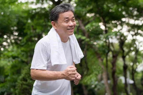 doğa park açık olay yerinden içinde mutlu gülümseyen yaşlı adam