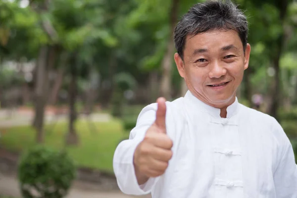 Aziatische kung fu senior man weergegeven: duim omhoog handgebaar — Stockfoto