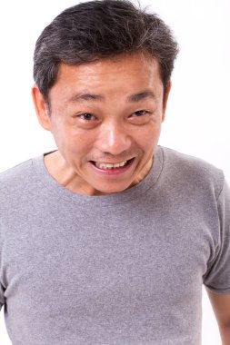 mutlu çıktıktan orta yaşlı adam gülümsüyor, beyaz izole arka plan