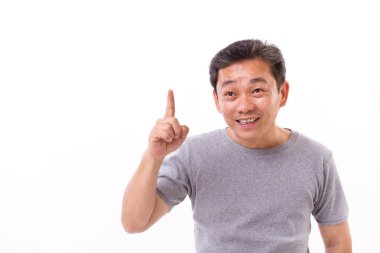 mutlu, kendine güvenen orta yaşlı yaşlı izole studio, işaret eden adam