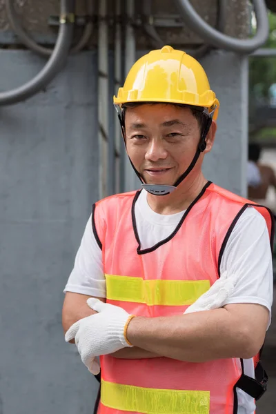 Portret van vertrouwen elektricien of consturction werknemer arm gekruist — Stockfoto