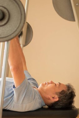 çalışma dışarı, ağırlık terbiye barbell ile üst düzey Asyalı adam